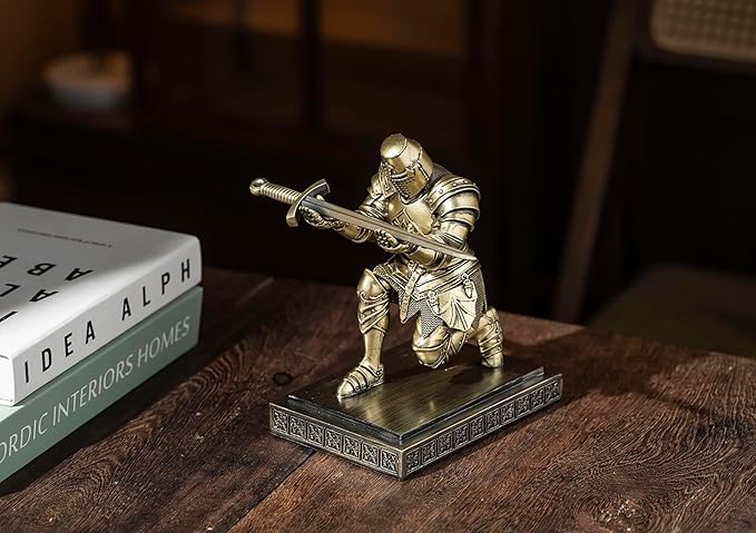 NCQIXIAO Templar Vanguard Soldier Pen Holder Pencil Stand Desk Organizers and Accessories as Gift for Medieval Warrior Enthusiast (Bronze)