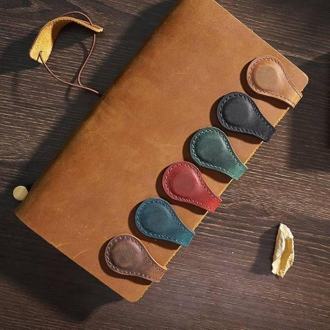 Personalized Magnetic Leather Bookmark, 26 Letters Custom Leather Bookmarks, Handmade, Leather Magnetic Bookmark for Book Lovers Readers Women Kid(Blue，P）